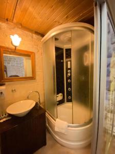 马尔丁达拉康纳吉酒店的带淋浴和盥洗盆的浴室