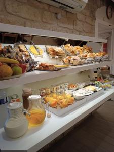 巴黎艾达玛莱酒店的自助餐,展示了多种不同类型的食物