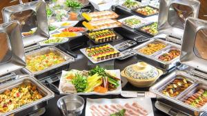 别府REX HOTEL Beppu的一张桌子,上面放着许多不同种类的食物