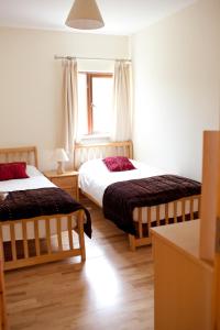 BallinadeeCastle Quay的一间卧室设有两张床和窗户。