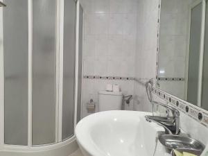 科尔多瓦Calleja La Pimentera的白色的浴室设有水槽和卫生间。