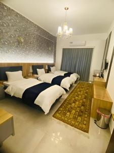 埃尔比勒Motel Victoria Sky的一间卧室设有四张床和地毯。