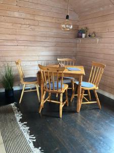 斯塔姆松Fishermans cabin in Lofoten, Stamsund的一张木桌、两把椅子、一张桌子和一张桌子以及椅子