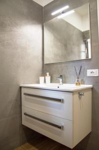 泰拉奇纳VILLA AMBROSIA 172 A的浴室设有白色水槽和镜子