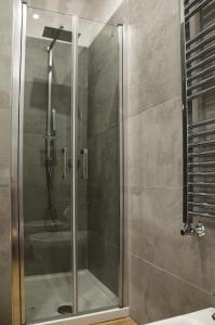 泰拉奇纳VILLA AMBROSIA 172 A的浴室里设有玻璃门淋浴