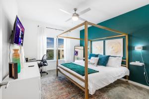 圣安东尼奥Zenful Affirmations Stay-cozy Wfhmins-medical Ctr的一间卧室配有一张天蓬床和一张书桌