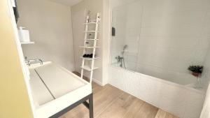昂热Maison Bossoreil - Chambre Crémant的浴室配有白色浴缸和水槽