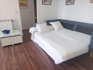 马德里Apartamento Pinar de Chamartin的卧室配有白色的床和床头柜
