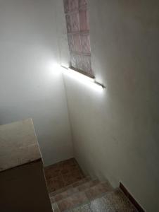 马尔萨拉Zia Ciccia的一间有白色墙壁的房间,上面有灯光