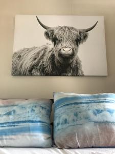 斯希蒙尼克奥赫Logeren bij de bakker的墙上挂着角的牛的画