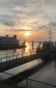 斯希蒙尼克奥赫Logeren bij de bakker的船停靠在码头,享有日落美景
