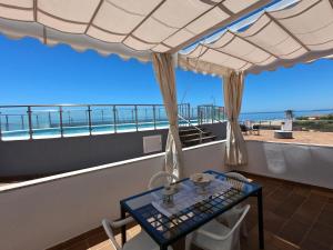 伊斯兰蒂拉islantilla vistas al mar 1 linea, piscina, parking, wifi的海景阳台上的桌子