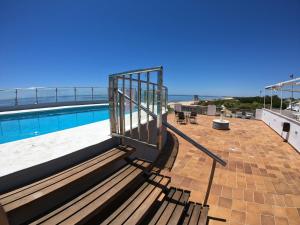 伊斯兰蒂拉islantilla vistas al mar 1 linea, piscina, parking, wifi的带阳台的大楼,设有游泳池