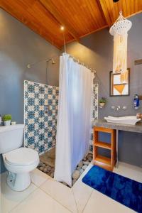 图里亚尔瓦Olly´s House的浴室配有卫生间、盥洗盆和淋浴。