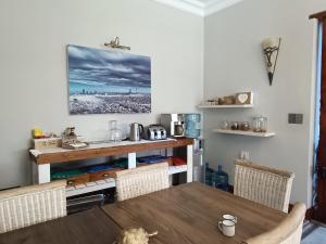 杰米斯顿Ikamu's lodge的一间带木桌和椅子的用餐室