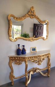 金塔湖Seaside SunFlower的金色的台面,上面有镜子和花瓶