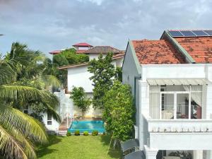 KandanaVilla with a private pool and Garden-Ivory Villa Not for Local的享有带游泳池的房屋的空中景致