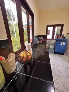 Ban NuaCozy Garden House in Kohphangan!的厨房在柜台上放一碗水果