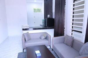 哥打巴鲁Green Dream Homestay 3 Kota Bharu 3 Aircond Room With Wifi & Netflix的客厅配有两张沙发和一张桌子