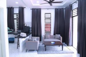 哥打巴鲁Green Dream Homestay 3 Kota Bharu 3 Aircond Room With Wifi & Netflix的客厅配有椅子和桌子