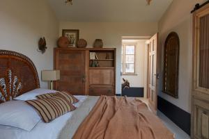 雷岛林滩Maisons 322 - La Lumineuse的一间卧室配有一张带木制床头板的床