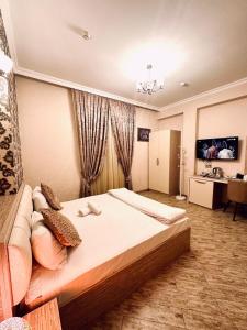 巴库Sebail Inn Hotel的一间卧室配有一张大床和一张沙发