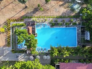 亭可马里Lucky Beach Resort的享有度假村游泳池的顶部景致