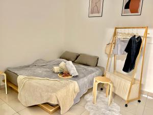 居銮HeyMuji Projector-Netflix-Darts-Near Lotus的一间卧室配有一张床,上面放着一个食物托盘
