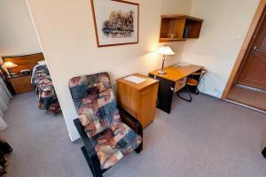 多瑙新城克鲁博酒店的客房配有书桌、椅子、书桌和书桌。