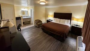 梅德福Relax Inn of Medford的一间酒店客房 - 带一张床和一间浴室