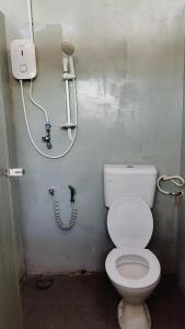 Kampong Tanjong Che LahomRustika Glamping的一间带白色卫生间和软管的浴室