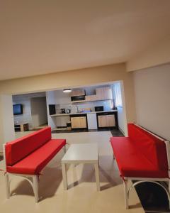 帕莫瑞Нашата къща "our house"的客厅配有2把红色椅子和桌子