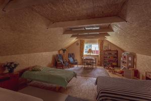 KodavereStable house的一间卧室设有两张床、一张桌子和一个窗口
