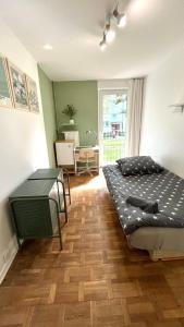华沙Warszawa Wola Pokoje的一间卧室配有一张床和一张桌子