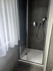 多尔尼莫拉瓦Apartmán - Dolní Morava - "Sedmička" pro 2 až 6 osob的浴室里设有玻璃门淋浴
