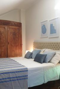 SanfrèVilla Martini dei Rossi的一间卧室配有两张带蓝色枕头的床