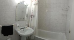布宜诺斯艾利斯La Recova de La Boca的白色的浴室设有水槽和镜子