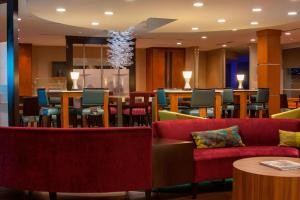 科珀斯克里斯蒂万豪春丘科帕斯克里斯蒂套房酒店的餐厅设有红色的沙发和桌椅