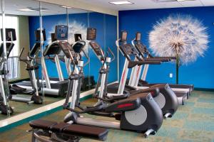 科珀斯克里斯蒂万豪春丘科帕斯克里斯蒂套房酒店的健身房,配有一系列有氧运动器材