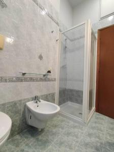 龙基德伊莱焦纳里Finestre Verdi appartamento con parcheggio的带淋浴、盥洗盆和卫生间的浴室