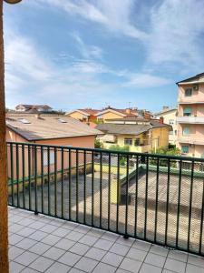 龙基德伊莱焦纳里Finestre Verdi appartamento con parcheggio的阳台享有带建筑的城市景观。