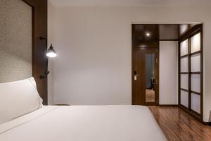 AC Hotel by Marriott Alicante客房内的一张或多张床位