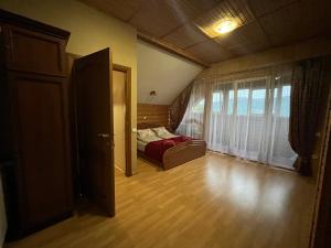 亚列姆切"Діброва"的一间卧室设有一张床和一个大窗户