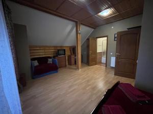 亚列姆切"Діброва"的一间卧室配有一张床,铺有木地板