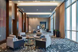 纳什维尔SpringHill Suites by Marriott Nashville Downtown/Convention Center的大堂设有桌椅和窗户。