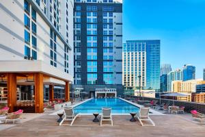 纳什维尔SpringHill Suites by Marriott Nashville Downtown/Convention Center的屋顶游泳池,设有椅子和建筑