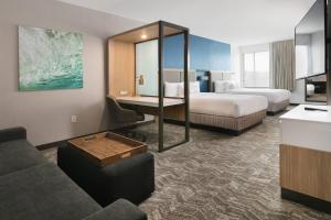 沃思堡SpringHill Suites Dallas DFW Airport South/CentrePort的酒店客房,设有两张床和一张沙发