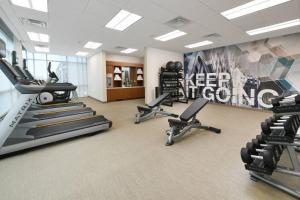 沃思堡SpringHill Suites Dallas DFW Airport South/CentrePort的健身房设有跑步机,健身房提供健身自行车