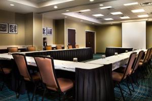 格雷普韦恩达拉斯机场北/格雷普韦恩春季山丘套房酒店的一间会议室,配有长桌子和椅子