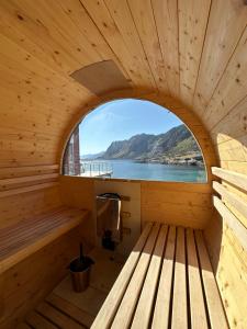 巴尔斯塔Lofoten Waterfront luxury lodge的小木屋内带窗户的桑拿浴室